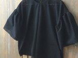 送料込黒穴開きレース地フリル袖ブラウスの画像
