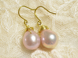 （１点もの）ゴールドチタンピアス・大粒しずくパール（天然色ラベンダーピンク）
