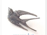 【夏ツバメ （４4mm）flying swallow　真鍮　の　ブローチ】ラベルピン～ラッキーモチーフの画像