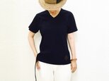 エイジングブルー　レザーパッチ付インディゴ天竺のVネックTシャツ[Sサイズ]の画像