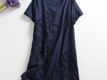 f52609 (再販3)一枚で着られて楽々ワンピース　綿麻生地　半袖　花柄　ワンピース紺色