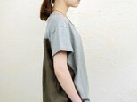 omiso Tops/ gray×khakiの画像