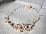 【 フルール　－　コリエ　Ａ 】花のネックレス  Ａ　ベージュ色