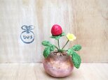 1421.［kaoriさま専用］bud 粘土の鉢植え ヘビイチゴの画像