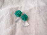 【SALE！】送料無料【天然石の刺繍ピアス】Milkyquartz × Greenonyx　三角形