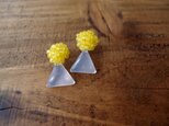 【天然石の刺繍ピアス】Milkyquartz × Yellowagate　三角形