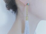 シルクタッセルロングピアス グレイッシュホワイト tassel pierced earrings <PETS-5GWH>の画像