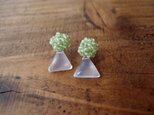 送料無料【天然石の刺繍ピアス】Milkyquartz × Peridot　三角形