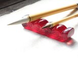 【再販】ガラス製　書道具　筆置き　筆架「波千鳥・茜」其の弐　の画像