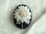 〈受注製作〉刺繍ブローチ white sun flowerの画像