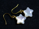 ゴールドチタンピアス・白い星（白蝶貝）の画像