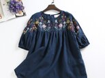 f81511(再販2)カラーの刺繍で魅せる。麻100％　トップス　ブラウス　紺色