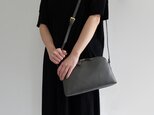シュリンクレザーハーフムーンショルダーバッグ<グレーべージュ>