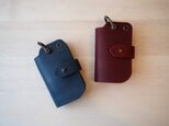 ペアのキーケース　スマートキー対応　2個セット【名入れ・選べる革】金具アンティーク色の画像