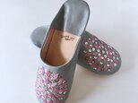 手縫い刺繍の上品バブーシュ　フヌン　グレー×ピンクの画像