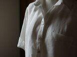 M~LL 白いリネンの五分袖スキッパーシャツの画像