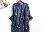 （再販）f91903刺繍でおしゃれな雰囲気を感じる　花柄刺繍長袖　麻のワンピース　紺色