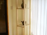 国産無垢材のシンプルな飾り棚の画像