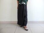 ブラック/ラップスカート付きゆったりストレートパンツの画像