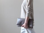 【受注生産】大人のシックな装いに - Clutch Bag - グレー - ：カレン クオイルの画像