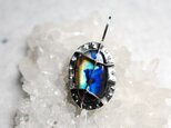 深いブルーと玉虫色の輝きを放つスペクトロライトのペンダントの画像