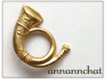 【フレンチホルン　 (約５０ｍｍ）ビクトリア調　ピンブローチ】ラペルピン 古楽器　音楽