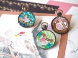 送料無料■雪の中のベニヒワの手描き絵ブローチの画像