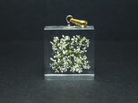 セリの花のペンダント