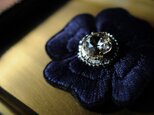 ＜Kira～ツムガレルハナ～＞花刺繍ブローチ◎ネイビー/紺◎スワロフスキーの画像