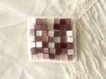 cube purple ビーズ刺繍ブローチの画像