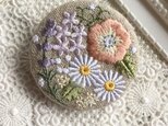 リネン　花いっぱいの刺繍のブローチ丸Gの画像