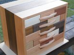 銘木で作った5段の隠し箇所付き引き出し。