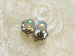 （１点もの）プレシャスオパールのスタッドピアス2（4mm・チタンポスト）