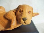 ★コケティッシュポーズの犬の木彫り置物★２０１８干支・戌★送料無料★の画像
