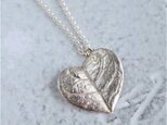 Feijoa leaf necklace (heart) {P079SV}の画像