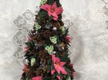 クリスマスツリー籐のポインセチアと花と木の実のツリーの画像