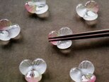 ガラスの箸置 / 水の花・桃色&若草色の画像
