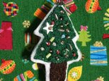 クリスマスツリーの刺繍ブローチの画像