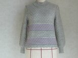 裾のかぎ針模様がかわいいグレーのセーターの画像
