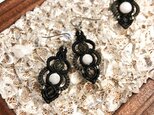 天然石のマクラメ編みピアス・イヤリング【ゴスだるま】(ブラック系・ムーンストーン)