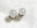 ホワイトムーンストーン・ローズカットのピアス（6mm・チタンポスト）