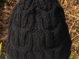 アルパカ100%の手編み帽子 濃紺色の模様編みですの画像