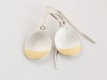 Oval gold leaf earringsの画像