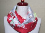 着物リメイク　艶やかな赤に白い花模様×白大島紬のスヌードの画像