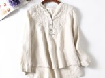 f8011007 Vネック　リネン生地　刺繍入り　長袖シャツ　ブラウス