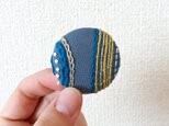 刺繍くるみボタンブローチ【手書きレース風 青系】の画像