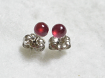 アフリカ産ルビーのスタッドピアス（4mm・チタンポスト）