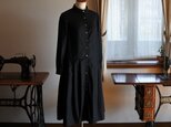 黒の丸衿タックワンピースの画像