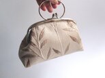 がま口型ポーチバッグ/ 木の葉刺繍・茶（英国製）の画像