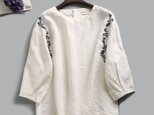 f8032306 大人可愛く見違える　麻100％　刺繍の白トップス　ブラウス　